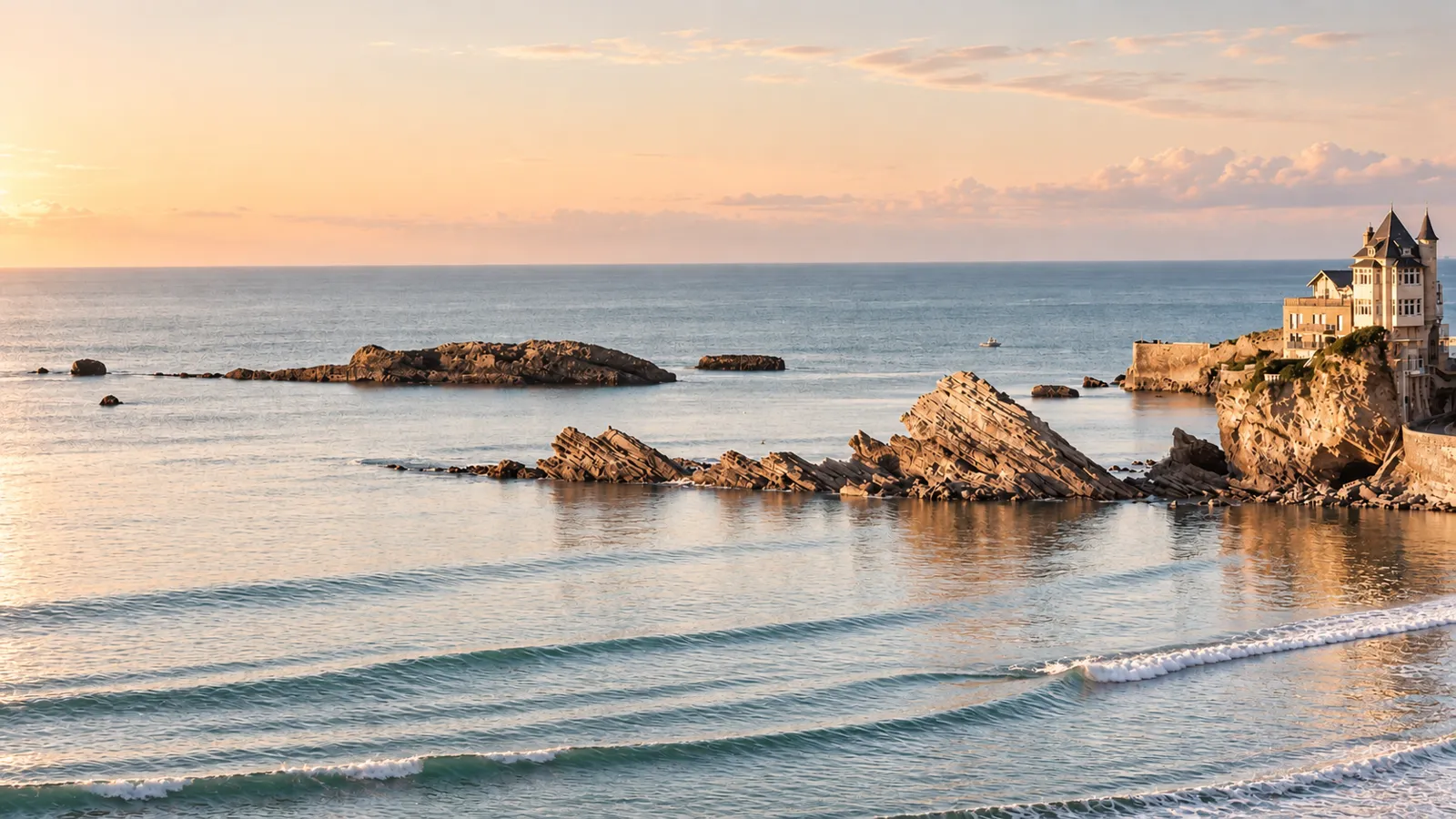 Accueil 24 Coucher de soleil sur les rochers de Biarritz et la villa Belza, océan Atlantique, côte basque