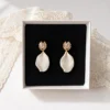 Boucles d'oreilles STELLA : pétale de porcelaine froide blanc, aspect pétale de rose, sous une puce dorée sertie de zircones, dans leur écrin, by Marguerite