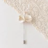 Boutonnière nacrée VIVIENNE : trois pétales de porcelaine froide striés et petites perles, épingle argentée, by Marguerite