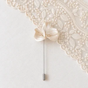 Boutonnière nacrée VIVIENNE : trois pétales de porcelaine froide striés et petites perles, épingle argentée, by Marguerite