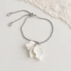 Bracelet mariage argenté DIANE : trois pétales ondulés en porcelaine froide, chaîne fine et petits zirconiums aux extrémités