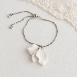 Bracelet mariage argenté DIANE : trois pétales ondulés en porcelaine froide, chaîne fine et petits zirconiums aux extrémités