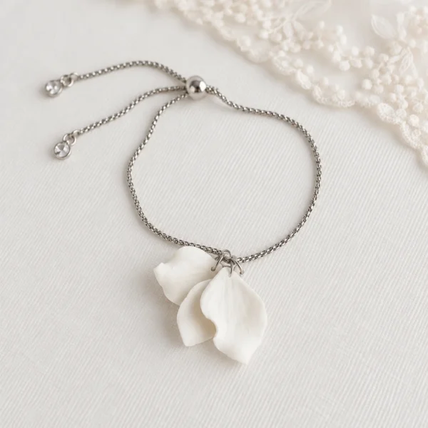 Bracelet mariage argenté DIANE : trois pétales ondulés en porcelaine froide, chaîne fine et petits zirconiums aux extrémités