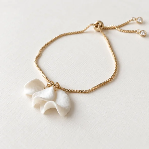 Bracelet pétales en porcelaine DIANE doré : trois pétales blancs ondulés, libres sous une fine chaîne réglable, by Marguerite