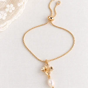 Bracelet perle et fleur dorée EMMA : perle d'eau douce suspendue sous une petite fleur dorée, sur une fine chaîne dorée réglable, by Marguerite