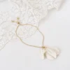 Bracelet trois pétales JUSTINE : pétales blanc mat texturés en porcelaine froide, chaîne dorée réglable, by Marguerite