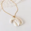 Gros plan sur les trois pétales mobiles du bracelet JUSTINE, porcelaine froide blanc mat aux longues stries, by Marguerite