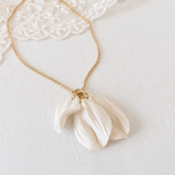 Gros plan sur les trois pétales mobiles du bracelet JUSTINE, porcelaine froide blanc mat aux longues stries, by Marguerite