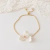 Bracelet fleur NINA : petite fleur en porcelaine froide blanche et perle dorée sur chaîne dorée réglable, by Marguerite