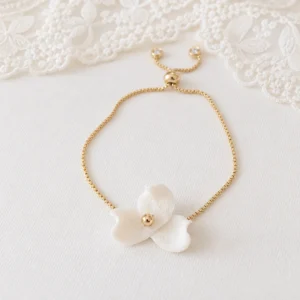 Bracelet fleur NINA : petite fleur en porcelaine froide blanche et perle dorée sur chaîne dorée réglable, by Marguerite