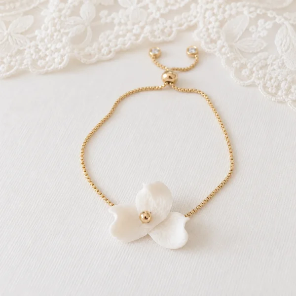 Bracelet fleur NINA : petite fleur en porcelaine froide blanche et perle dorée sur chaîne dorée réglable, by Marguerite