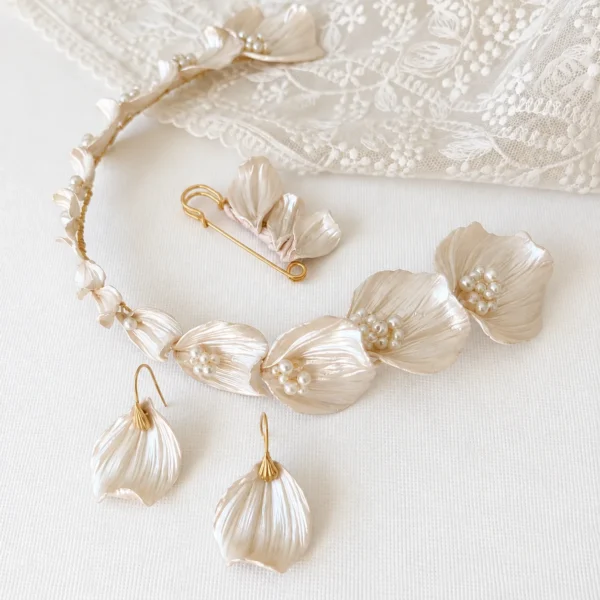 Collection mariée VIVIENNE : couronne de pétales nacrés, boucles d'oreilles et attache-traîne dorée, by Marguerite