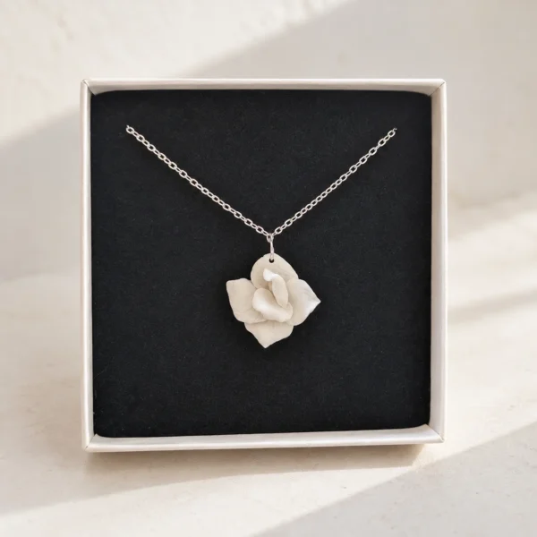 Collier APOLLINE en argent 925 dans son écrin : fleur de porcelaine froide sur une chaîne argentée, by Marguerite