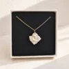 Collier APOLLINE doré présenté dans son écrin : fleur blanche en porcelaine froide sur un velours noir, by Marguerite