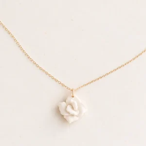 Collier mariage fleur porcelaine APOLLINE : fleur blanche à peine éclose sur une fine chaîne dorée gold filled, by Marguerite