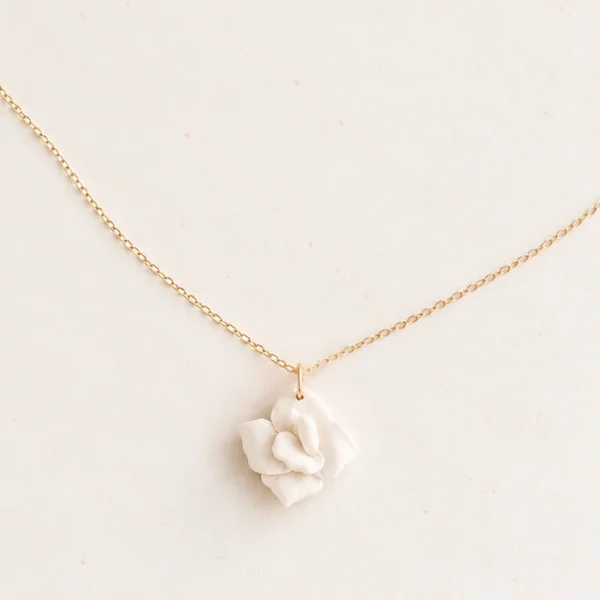 Collier mariage fleur porcelaine APOLLINE : fleur blanche à peine éclose sur une fine chaîne dorée gold filled, by Marguerite