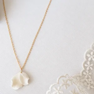 Collier mariage pétales de rose DIANE : pendentif de deux pétales ondulés en porcelaine froide sur une chaîne dorée, by Marguerite