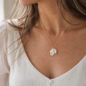 Collier DIANE porté au quotidien avec un chemisier blanc décolleté : pendentif de deux pétales blancs, by Marguerite
