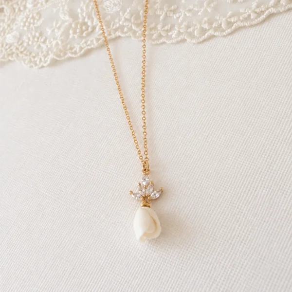 Collier bouton de fleur KATE : pendentif de cristaux de zirconium et bouton de fleur en porcelaine froide lisse sur chaîne gold filled, by Marguerite