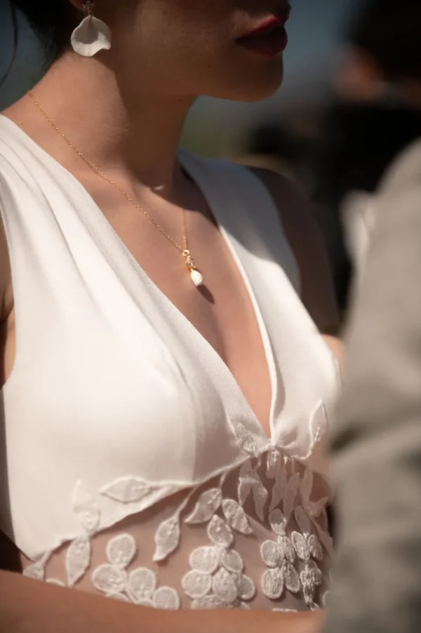 Collier de mariée KATE porté avec une robe à décolleté en V et dentelle de feuilles, bouton de fleur en porcelaine, by Marguerite