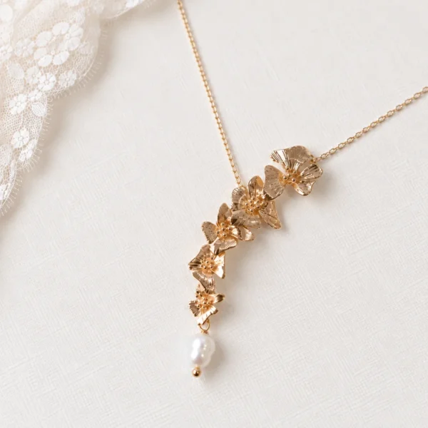 Collier NORA cascade : cinq fleurs dorées striées et perle d'eau douce naturelle près d'une dentelle, by Marguerite