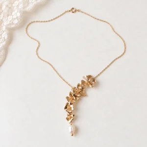 Collier NORA cascade : collier mariée fleurs dorées et perle d'eau douce, chaîne fine sur fond clair, by Marguerite