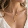 Collier de mariage NORA cascade porté sur un décolleté en V, avec une robe en dentelle, by Marguerite