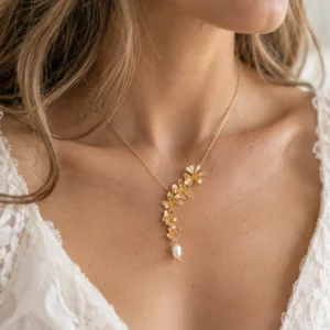 Collier de mariage NORA cascade porté sur un décolleté en V, avec une robe en dentelle, by Marguerite