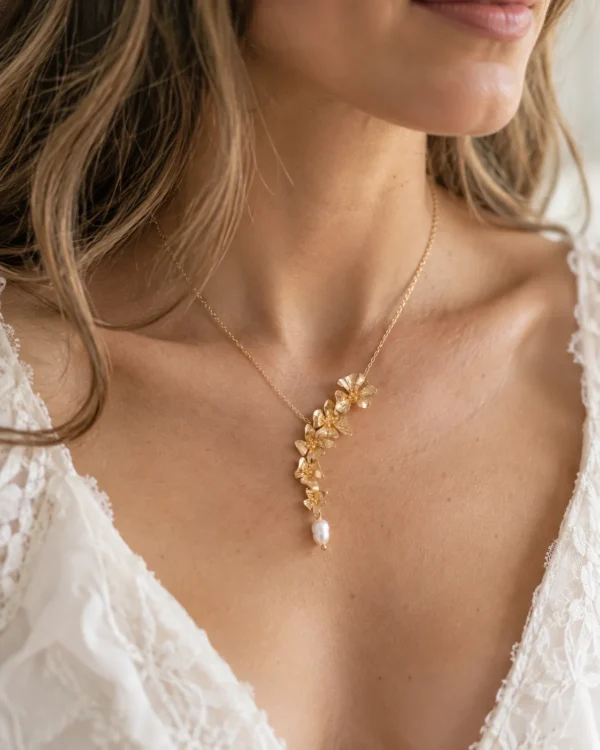 Collier de mariage NORA cascade porté sur un décolleté en V, avec une robe en dentelle, by Marguerite