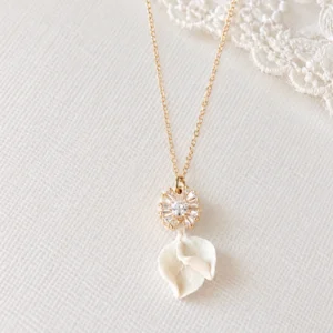 Collier de mariée STELLA : pendentif serti de zircones et deux pétales de porcelaine froide blanche sur chaîne gold filled, by Marguerite