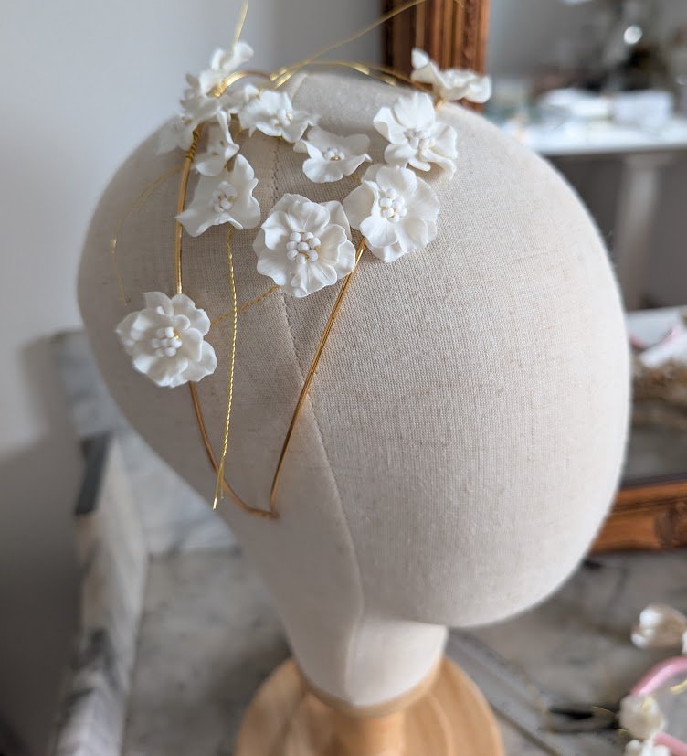 Ma façon de créer : en petite série, pétale après pétale 3 Couronne de mariée NATALIA en cours de montage dans mon atelier : fleurs de porcelaine froide fixées une à une sur des fils dorés, by Marguerite