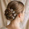 Épingles cheveux mariée ADÈLE portées dans un chignon bas : quatre petites fleurs blanches en porcelaine froide au cœur doré