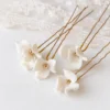 Set d'épingles cheveux mariée ADÈLE : quatre petites fleurs blanches en porcelaine froide au cœur de perle dorée, by Marguerite