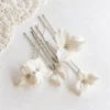 Épingles à chignon mariée GARANCE argentées : fleurs blanches en porcelaine froide au cœur de perle argentée, petites feuilles