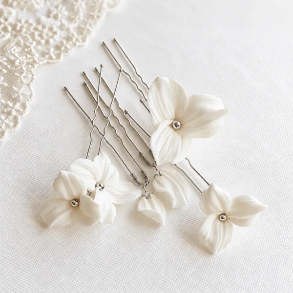Épingles à chignon mariée GARANCE argentées : fleurs blanches en porcelaine froide au cœur de perle argentée, petites feuilles