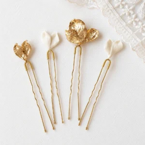 Épingles à cheveux MANON : pétales de porcelaine froide dorés à la feuille et pétales blancs, modèles à 2 et 3 pétales sur épingles dorées, by Marguerite