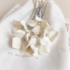 Épingles PAULINE argentées : fleurs de porcelaine froide blanche, strass et épingles en U argentées, by Marguerite