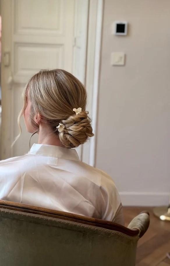 Épingles PAULINE 4 <p>Une petite fleur de porcelaine froide à peine éclose par épingle, chacune différente, de 1,5 à 3 cm, autour d’un strass : PAULINE, ce sont des épingles à chignon de mariée que vous choisissez à l’unité, de deux à sept. Je compose l’assortiment en mêlant les tailles, pour que les fleurs s’accordent comme un petit bouquet dans votre coiffure.</p><ul><li>Fait main au Pays basque, en France</li><li>Fleurs en porcelaine froide, cœur en strass, épingles en U de 7 cm</li><li>De 2 à 7 épingles · version dorée ou argentée</li></ul> Coiffure de mariée vue de dos, chignon bas torsadé avec deux fleurs PAULINE pendant les préparatifs, by Marguerite
