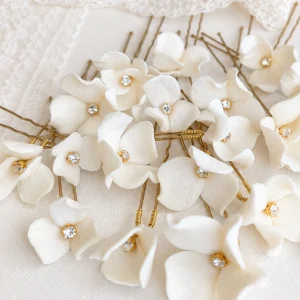 Épingles à chignon PAULINE : fleurs blanches en porcelaine froide de tailles variées, cœur en strass, by Marguerite