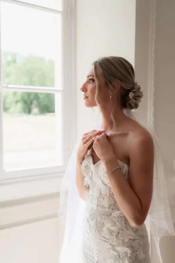 Épingles PAULINE 3 <p>Une petite fleur de porcelaine froide à peine éclose par épingle, chacune différente, de 1,5 à 3 cm, autour d’un strass : PAULINE, ce sont des épingles à chignon de mariée que vous choisissez à l’unité, de deux à sept. Je compose l’assortiment en mêlant les tailles, pour que les fleurs s’accordent comme un petit bouquet dans votre coiffure.</p><ul><li>Fait main au Pays basque, en France</li><li>Fleurs en porcelaine froide, cœur en strass, épingles en U de 7 cm</li><li>De 2 à 7 épingles · version dorée ou argentée</li></ul> Mariée de profil près d’une fenêtre, chignon bas fleuri d’une épingle PAULINE et voile de tulle, by Marguerite