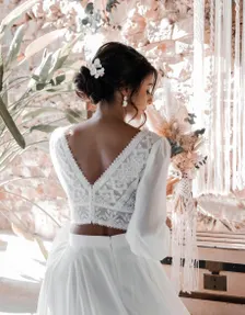 Mariée bohème avec épingles à chignon fleurs blanches en porcelaine froide