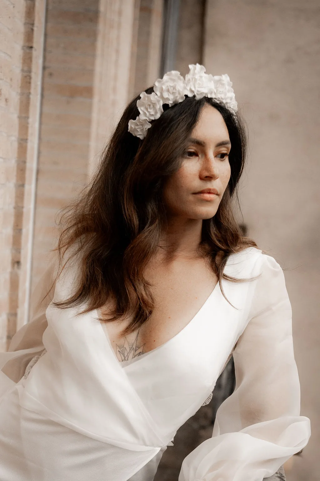 Mariée aux cheveux longs portant la couronne JEANNE, roses de porcelaine froide blanche, robe à manches de mousseline, by Marguerite
