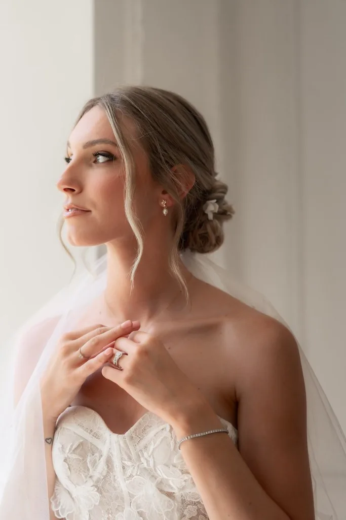Accueil 19 Mariée de profil en robe bustier et voile fin, boucles d'oreilles en porcelaine froide, by Marguerite