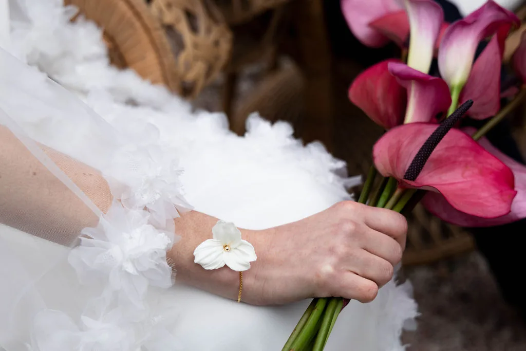 Poignet de la mariée avec le bracelet GARANCE, fleur de porcelaine froide, et un bouquet d'anthuriums roses, by Marguerite