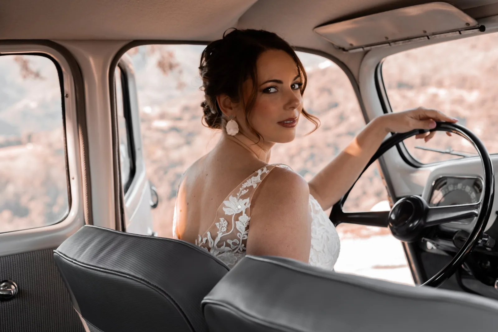 Mariée en robe à dos de dentelle au volant d'une voiture ancienne, boucles d'oreilles DIANE, by Marguerite