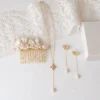 Parure de mariée EMMA : collier forme Y et boucles d'oreilles à petite fleur dorée et perle d'eau douce, avec le peigne ASTRID et une dentelle, by Marguerite
