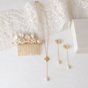 Parure de mariée EMMA : collier forme Y et boucles d'oreilles à petite fleur dorée et perle d'eau douce, avec le peigne ASTRID et une dentelle, by Marguerite