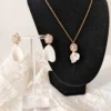 Parure de mariée STELLA : collier et boucles d’oreilles assortis, zircones et pétales de porcelaine froide blanche, by Marguerite